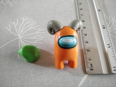 figurine AMONG US - tomy  - innersloth  TOIKIDO - orange avec cornes + bonnet