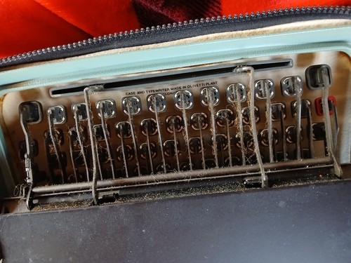 Vintage OLIVETTI Lettera 32 Blue Manual Typewriter in Portable Case KEYS WORK - Picture 8 of 17