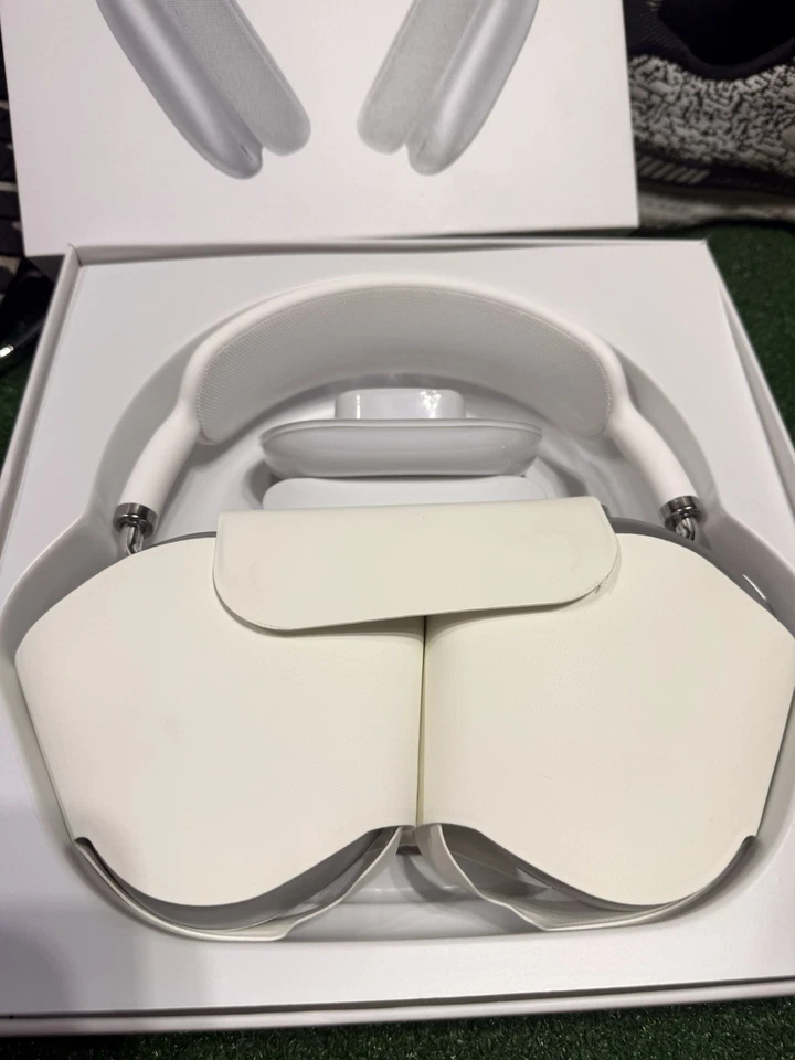 Apple (MGYH3AM/A) AirPods Pro Max Headphones - Space Gray - Image 4 of 4