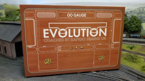Trenes Rapido Reino Unido 978021 48' GNR 'Evolution' Bogie Coach paquete de 3 calibre escala OO | Condition: New