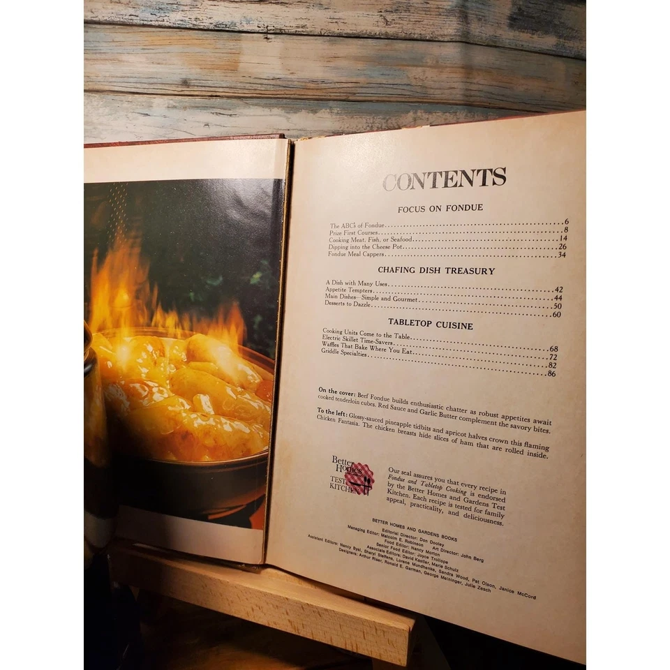 1970 Better Homes Gardens livro de receitas de fondue com panela de fondue e garfos conjunto MCM - Imagem 4 de 4