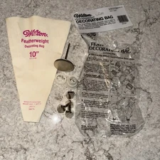 Wilton Featherweight 10" Decorating Bag Set 4 Tips Frosting Icing