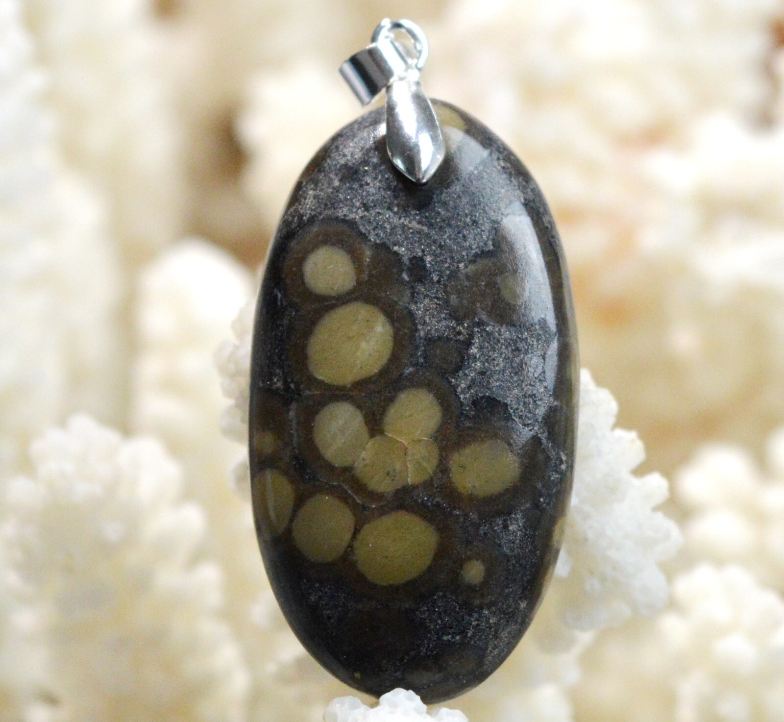 Scapolite dans mica de 45 carats façonnée en pendentif cabochon naturel d'Inde