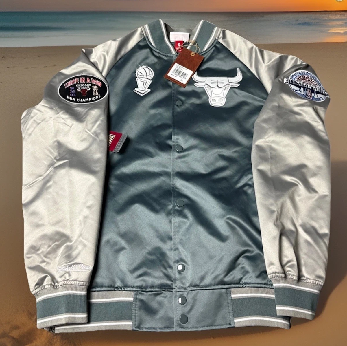 Preços baixos em Mitchell & Ness Cinza Chicago Bulls Roupas e