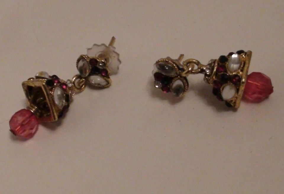 Pendientes perforados en forma de campana multi piedras marca M en respaldo de plástico Foto 4 de 4