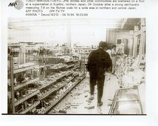 Foto original de alambre de prensa de los restos del terremoto de Kushiro en un supermercado 4.10.1994