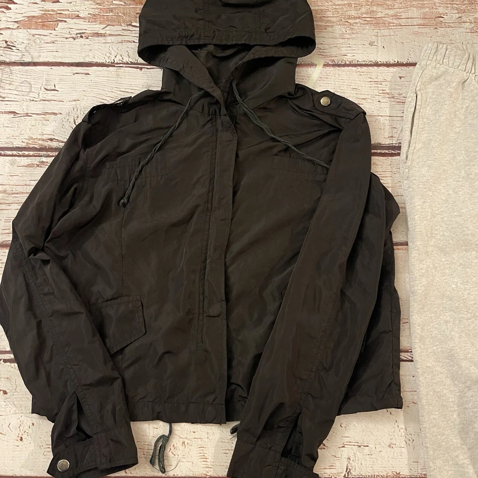 Brandy Melville John Galt Hailey Cremallera Capucha Chaqueta Jeans y Pantalones de Sudadera Lote de 3 Foto 2 de 4