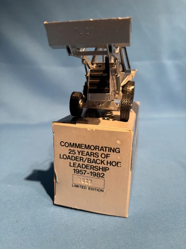 1/35 Aniversario Plata 1957-1982 Cargador/Retroexcavadora Estuche 580D "Edición Limitada" Foto 4 de 4