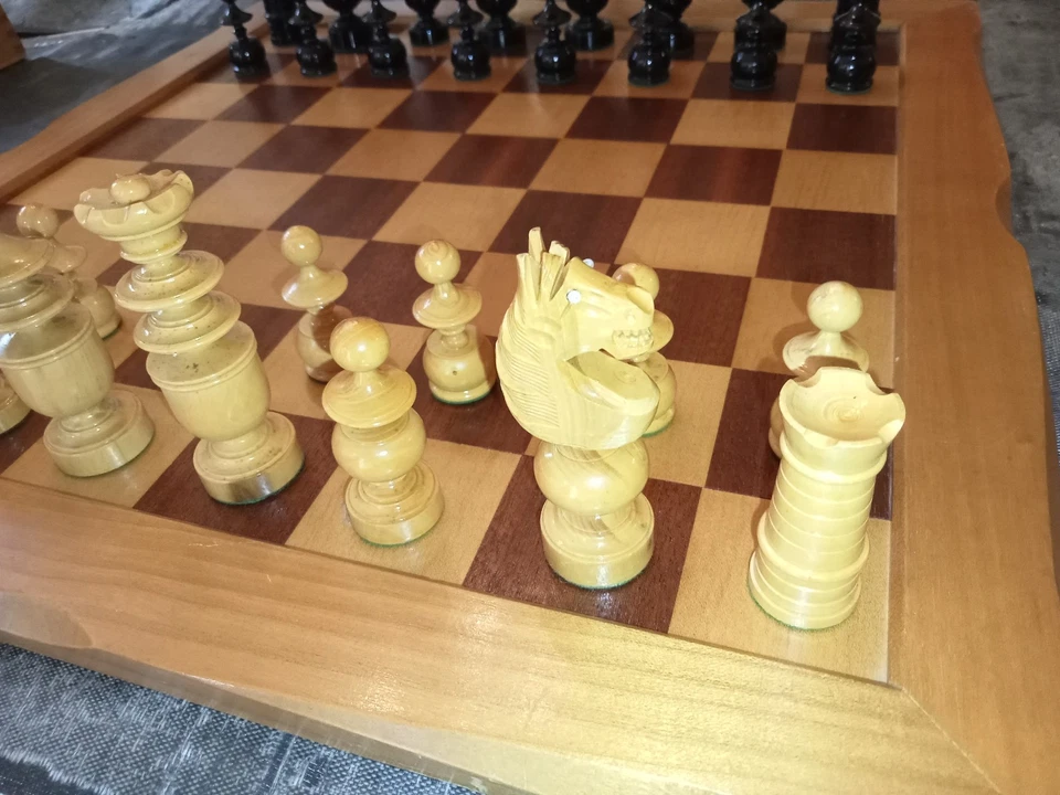 AU NAIN BLEU jeu d'échecs régence yeux en verre avec son échiquier - roi : 9 cm - Photo 3/4