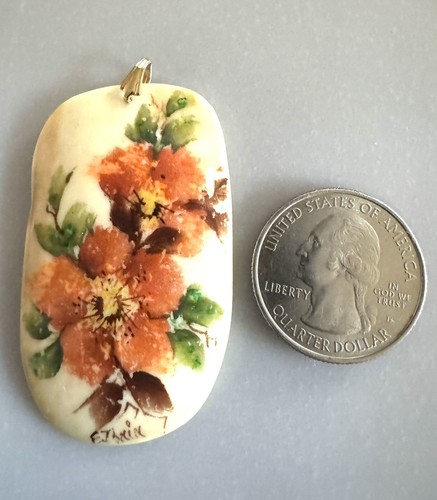 Antiguo colgante fosilizado de rosa silvestre de Alaska pintado a mano firmado por el artista - Imagen 3 de 4