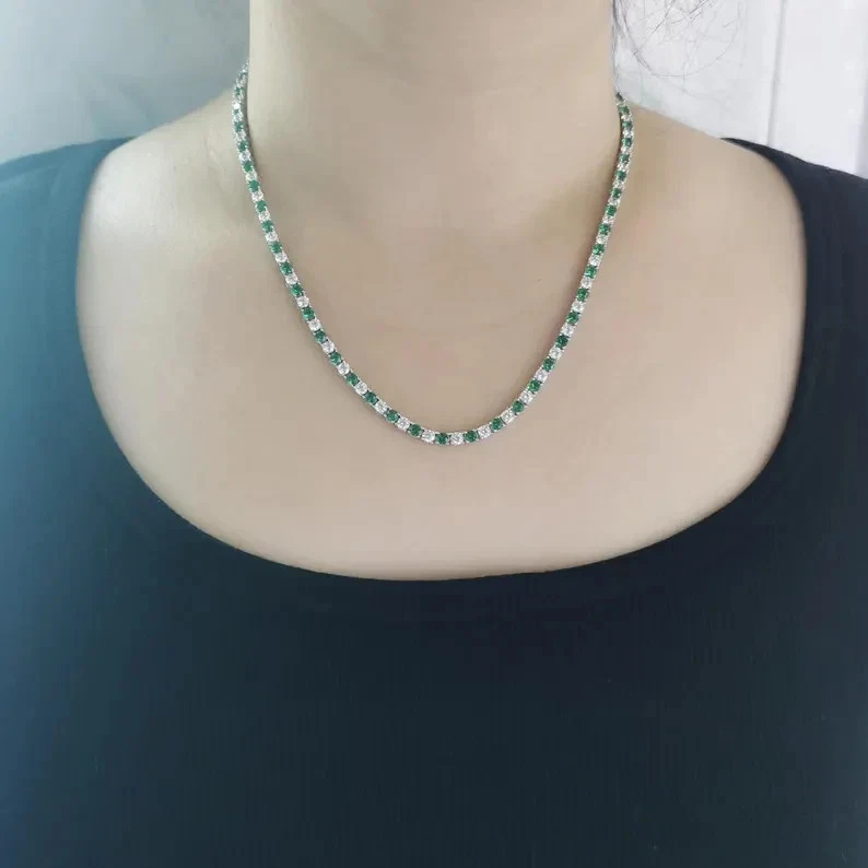 Gargantilla collar de diamantes esmeralda verde cultivada en laboratorio de 15 quilates de oro blanco de 14 quilates de más de 18" Foto 2 de 4