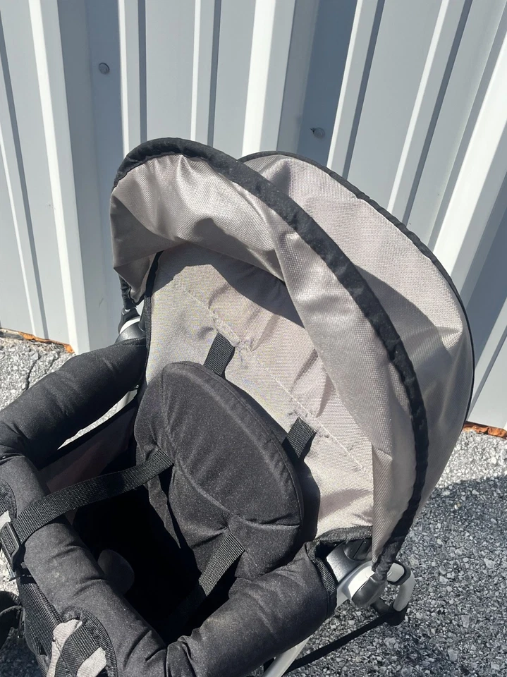 Mochila portadora Chicco SmartSupport con marco de aluminio abre soporte inteligente Foto 4 de 4