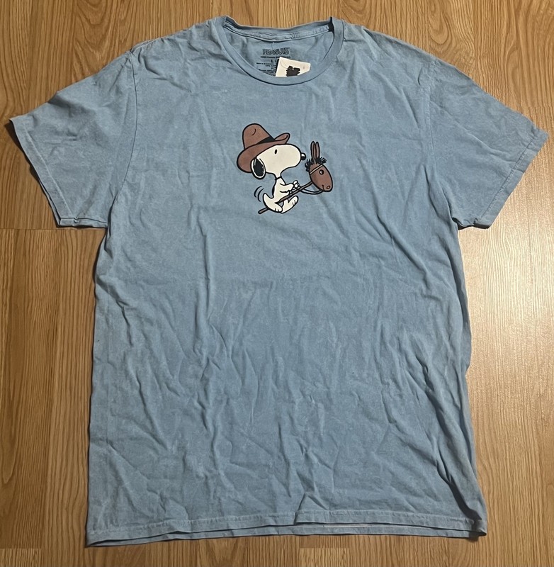 Peanuts Snoopy Large t-Shirt Great Shirt for any Charlie Brown Fan