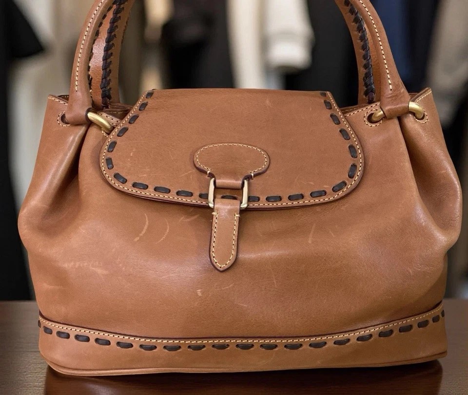 Bolso de médico Dooney Bourke de cuero florentino marrón natural con solapa Foto 3 de 4