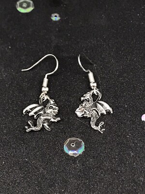 Ohrringe Silber Drachen. Hängende Charm-Ohrringe im Vintage-Stil.