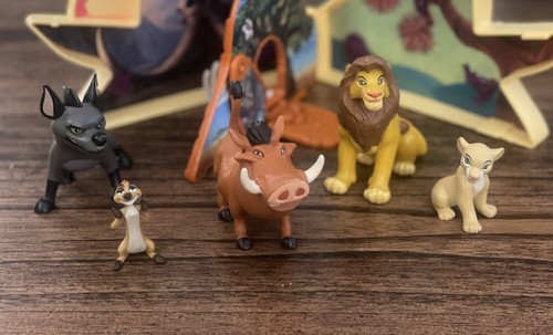 Disney LION KING PRIDE ROCK Playset Personaggi Simba Nala Timon Pumba Hyena Pieghe - Foto 2 di 8
