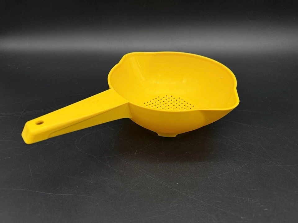 Colino colino Tupperware giallo 1 quarto doppio beccuccio manico 11" x 7" #1200 - Immagine 2 di 4