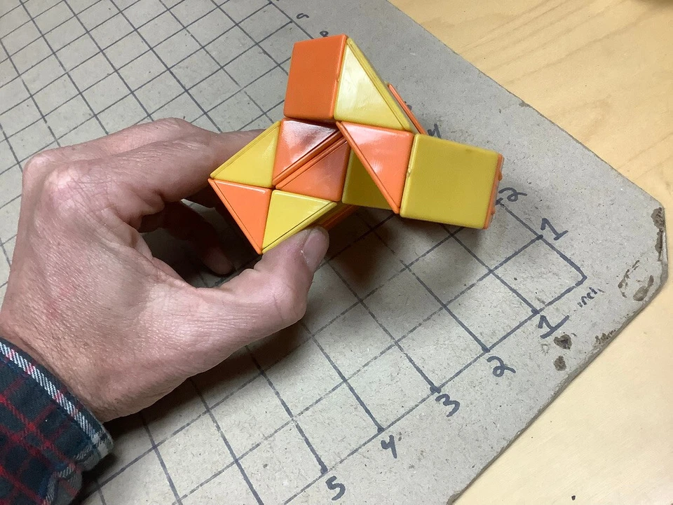 Juguete serpiente Rubik grande, sin marca, naranja y amarillo, genial Foto 2 de 3