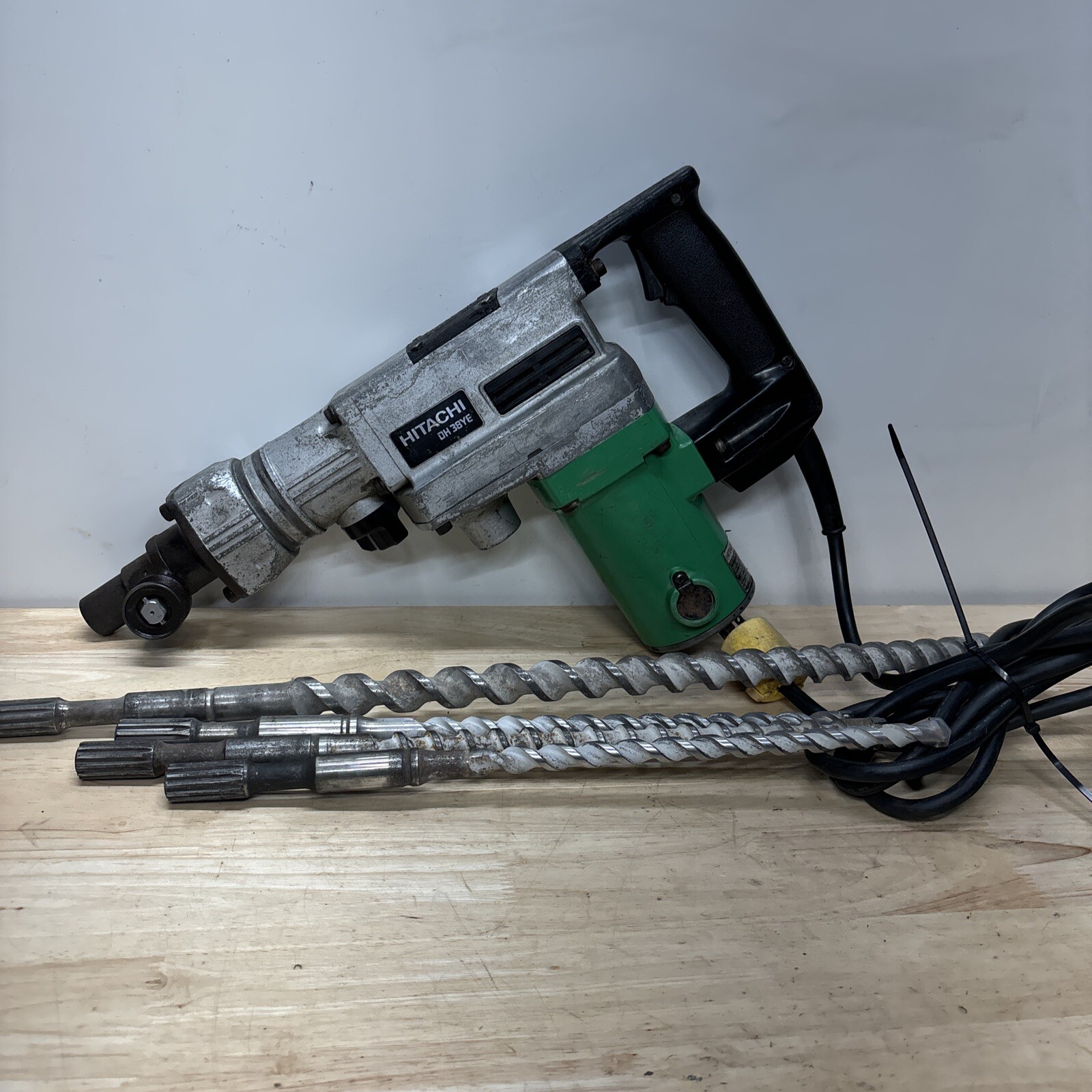Hitachi DH38YE 11/2" Rotary Hammer Drill w 4 Bits eBay