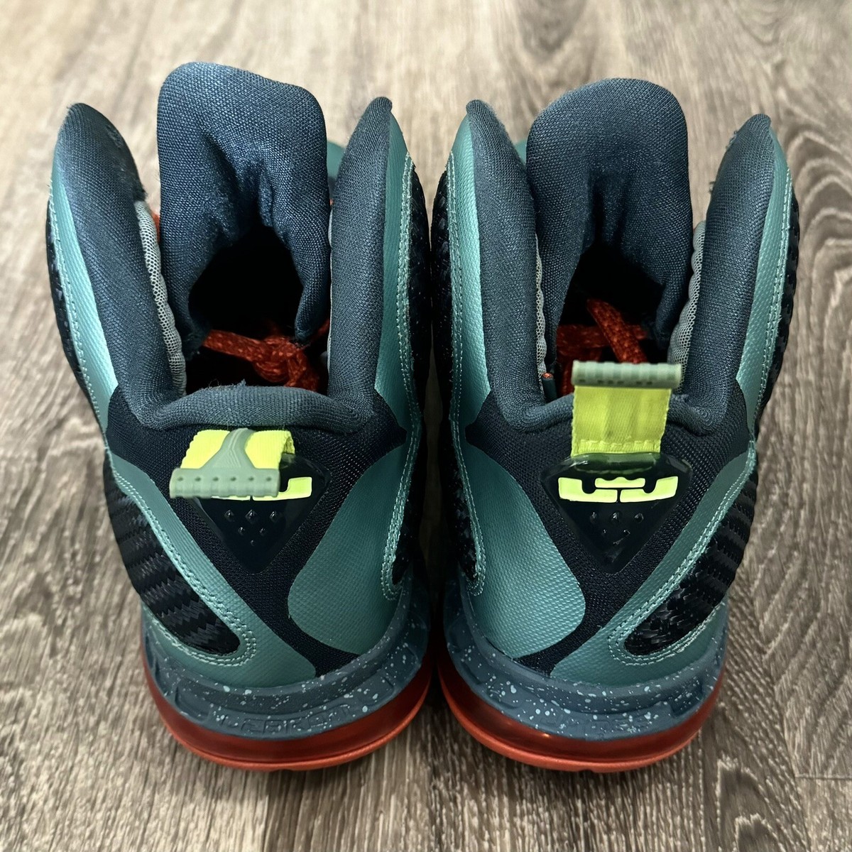 シューズ(男性用) LEBRON zoomSOLDIER 9 You prefer a shoe that would not burden your feet with its