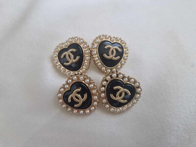 SET BESTEHEND AUS 4 SCHWARZEN CHANEL HERZKNÖPFEN MIT PERLEN