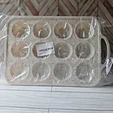 Silicone Muffin Tin~ Structured Frame~ Nonstick~ Will not Rust~New