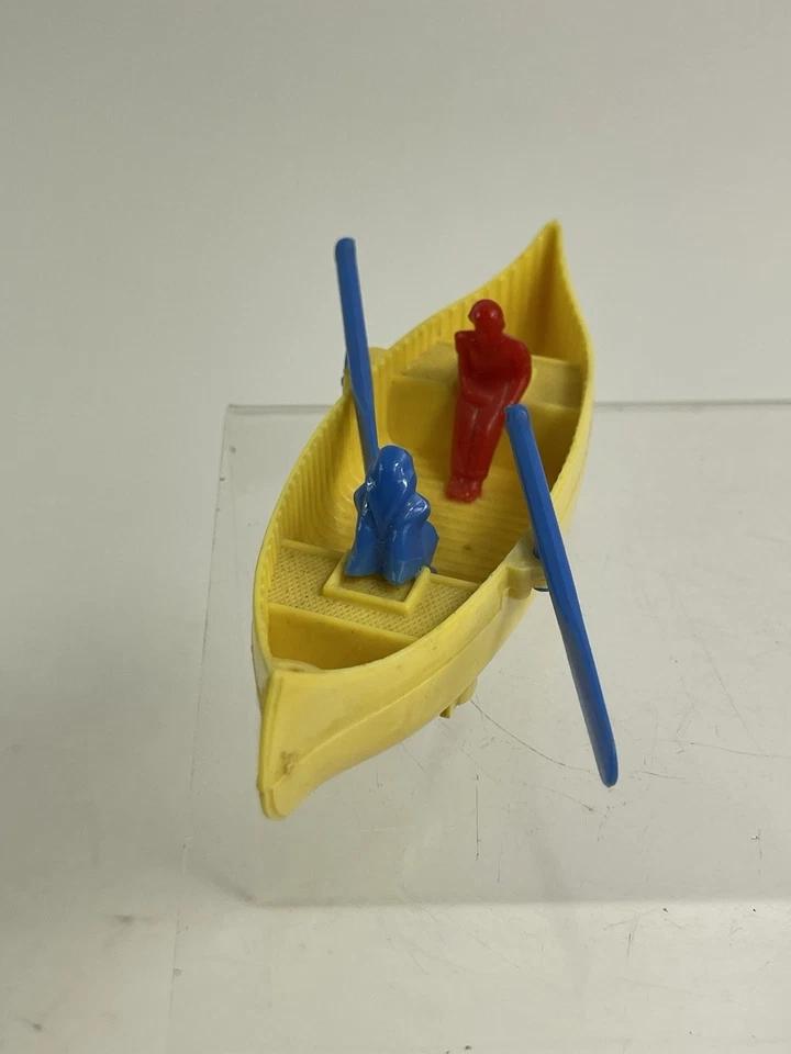 Canoa amarilla de plástico Renwal de colección de los años 50 con ruedas con personas con remos #136 Foto 2 de 4