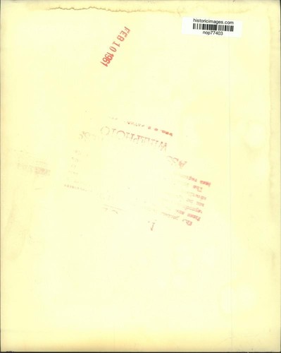 1961 Pressefoto Schauspielerin Peggy Wood geht mit Ballon vom Hotel Edison weg. - Bild 2 von 2