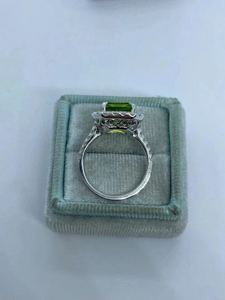 Anillo de boda para mujer de peridoto creado en laboratorio corte esmeralda de 3 quilates acabado en oro blanco de 14 quilates Foto 4 de 4