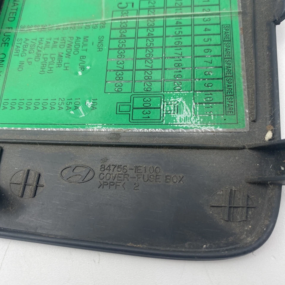 Cubierta de puerta de caja de fusibles Hyundai Accent 2006-2011 84756-1E100 OEM Foto 3 de 3