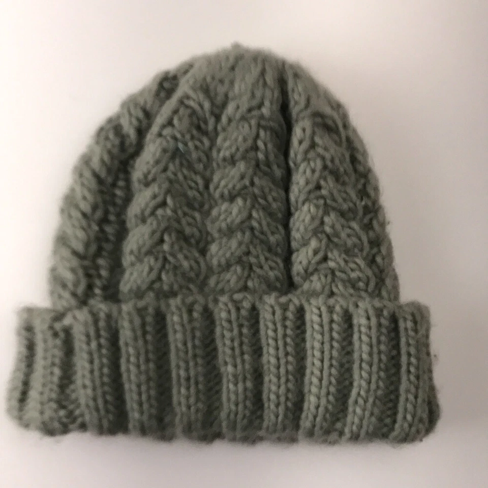 Gorro de invierno gris tejido con cable Neff con puños Foto 2 de 4