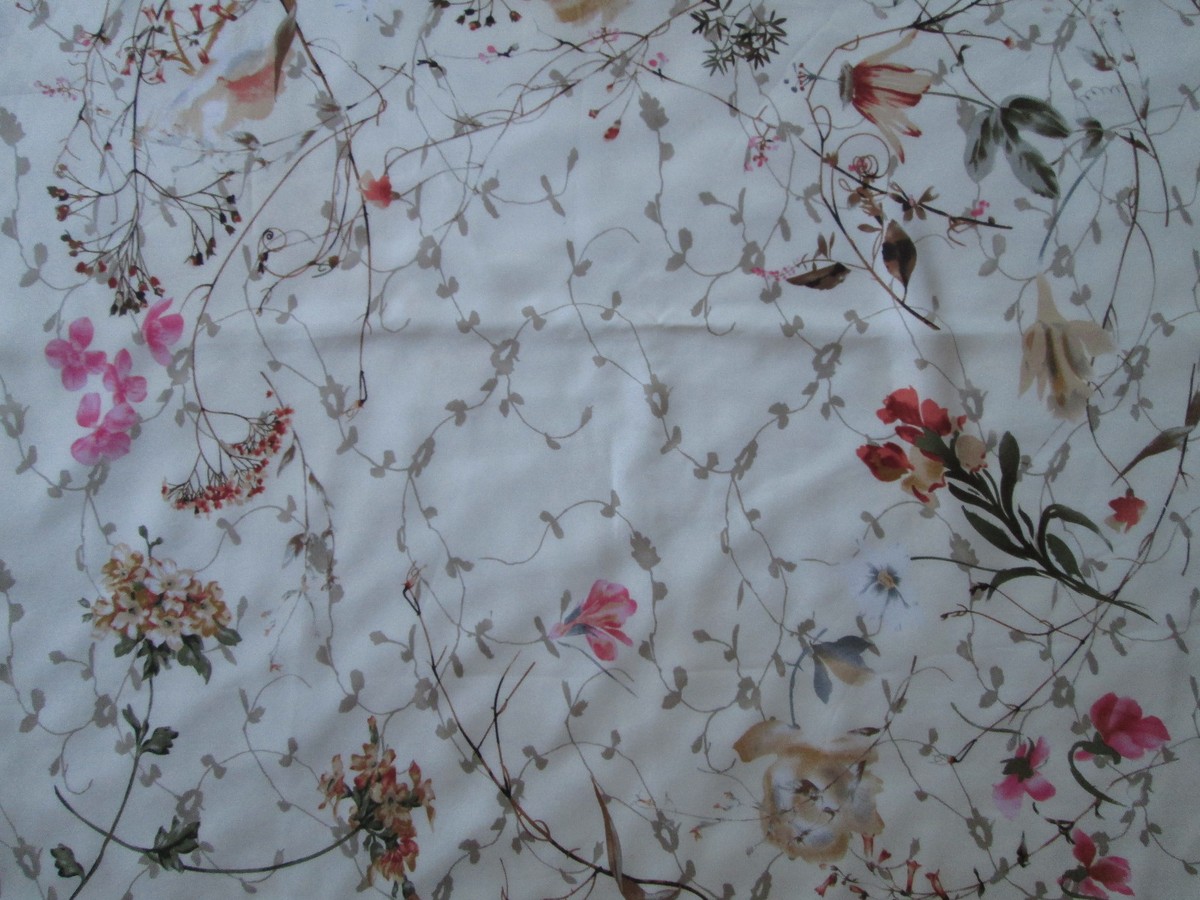 Foulard VALENTINO En Soie Vintage – Modèle Carré 89x91 Cm Couleur Ivoire