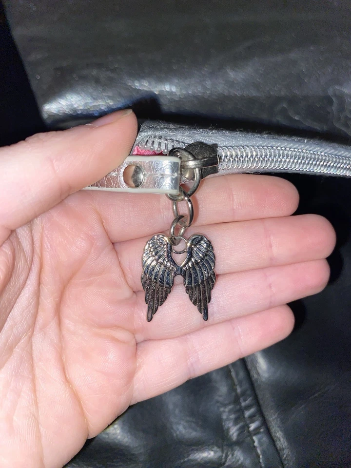 Bolso sin asas Victoria's Secret Angel plateado metálico plegable a mano para maquillaje Foto 4 de 4