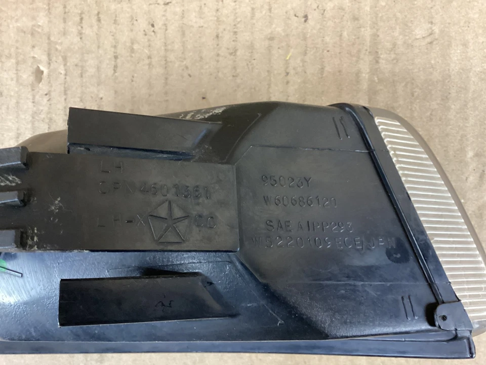 Conjunto de luz de señal de giro delantera izquierda Chrysler Concorde 1996-1997 OEM Foto 4 de 4