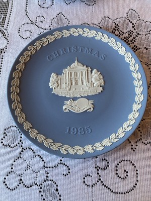 Jasper Ware 1985 Christmas Plate Featuring The Tate Gallery Wedgwood England