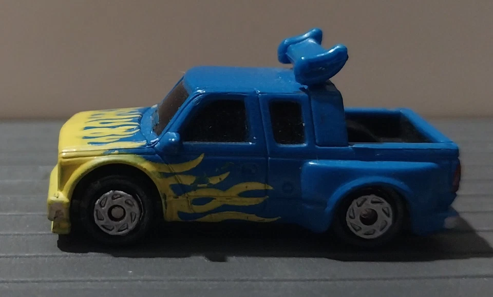 Alerón doble camioneta Chevy 1995 azul con llamas amarillas Micro Machines Foto 3 de 4