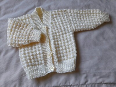 Handgestrickte cremefarbene Baby Strickjacke Größe 0-3 Monate.