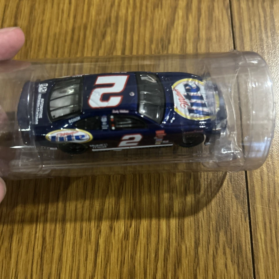 Botella NASCAR Rusty Wallace #2 Miller Lite con 1:64 Stock Car Action Racing 2002 Foto 2 de 4