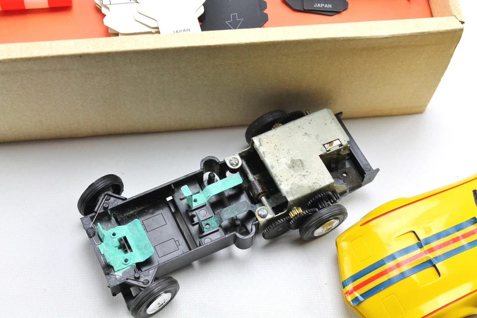 *As-is* Vintage 1969 Amaze-A-Matics Chrysler Charger III Yellow Car Hasbro /3 - Image 3 of 4