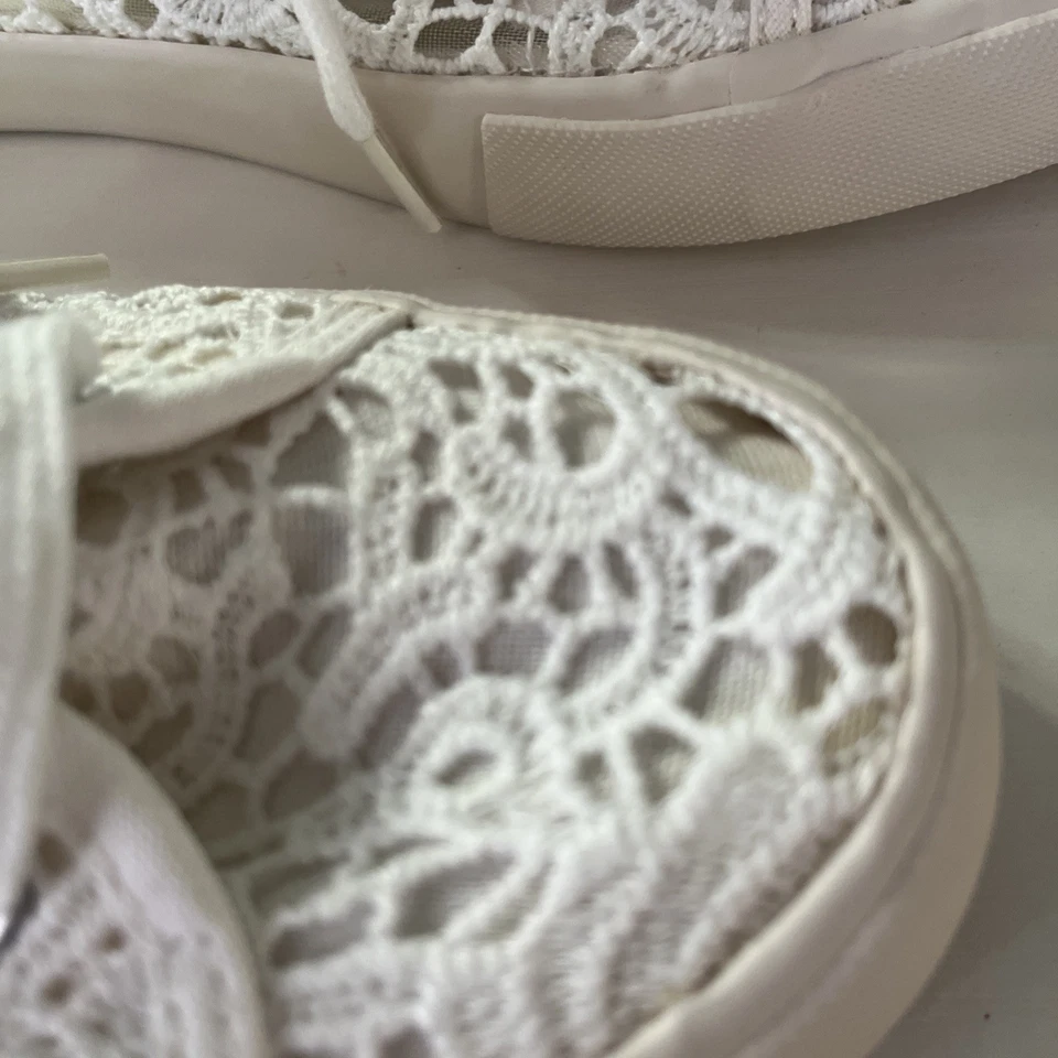 Zapatos de lona David blancos para novia talla 9. Material cubierto de encaje Foto 4 de 4