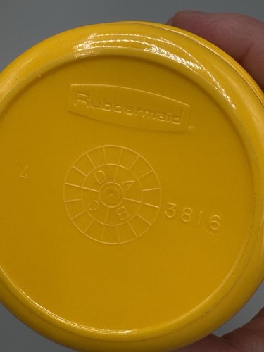 Vintage Rubbermaid Yellow Ribbed Plastic Pitcher (2678) & 6 Cups (3816) - Afbeelding 11 van 11