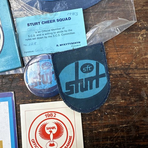 Sturt Memorabilia Lot SANFL Football Club incl 33rpm Record Album & Badges 1970s - Foto 6 di 13