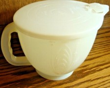 Vintage Tupperware Mix N Store 2 Quart w/ Lid & Handle~Measure~Made In USA 630