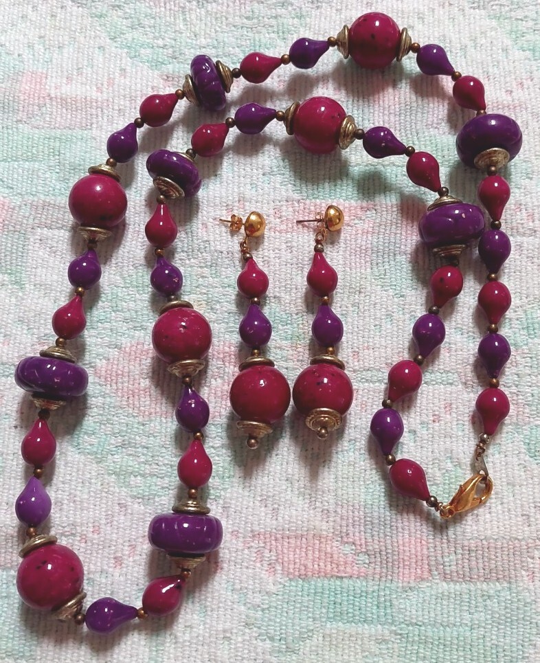 Beautiful Purple Dark Fuchsia Speckled Beaded 28