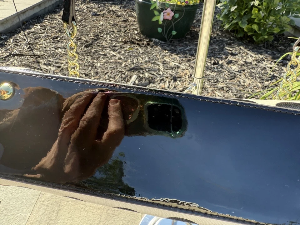 Cartera mediana Anne Klein de cuero vegano blanco y negro Foto 4 de 4