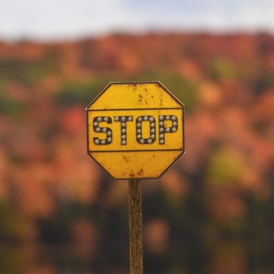 O Scale - Yellow Stop Sign w/ Horizontal & Cats Eyes - 2 Pack