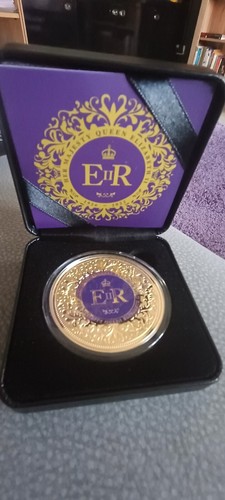 Queen Elizabeth 24 Carat Gold Plated Commemorative Medal - Picture 2 of 4