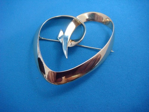TIFFANY&CO VERY LARGE 18K YELLOW GOLD HEART BROOCH-PENDANT, 22.2 GRAMS - Picture 4 of 12