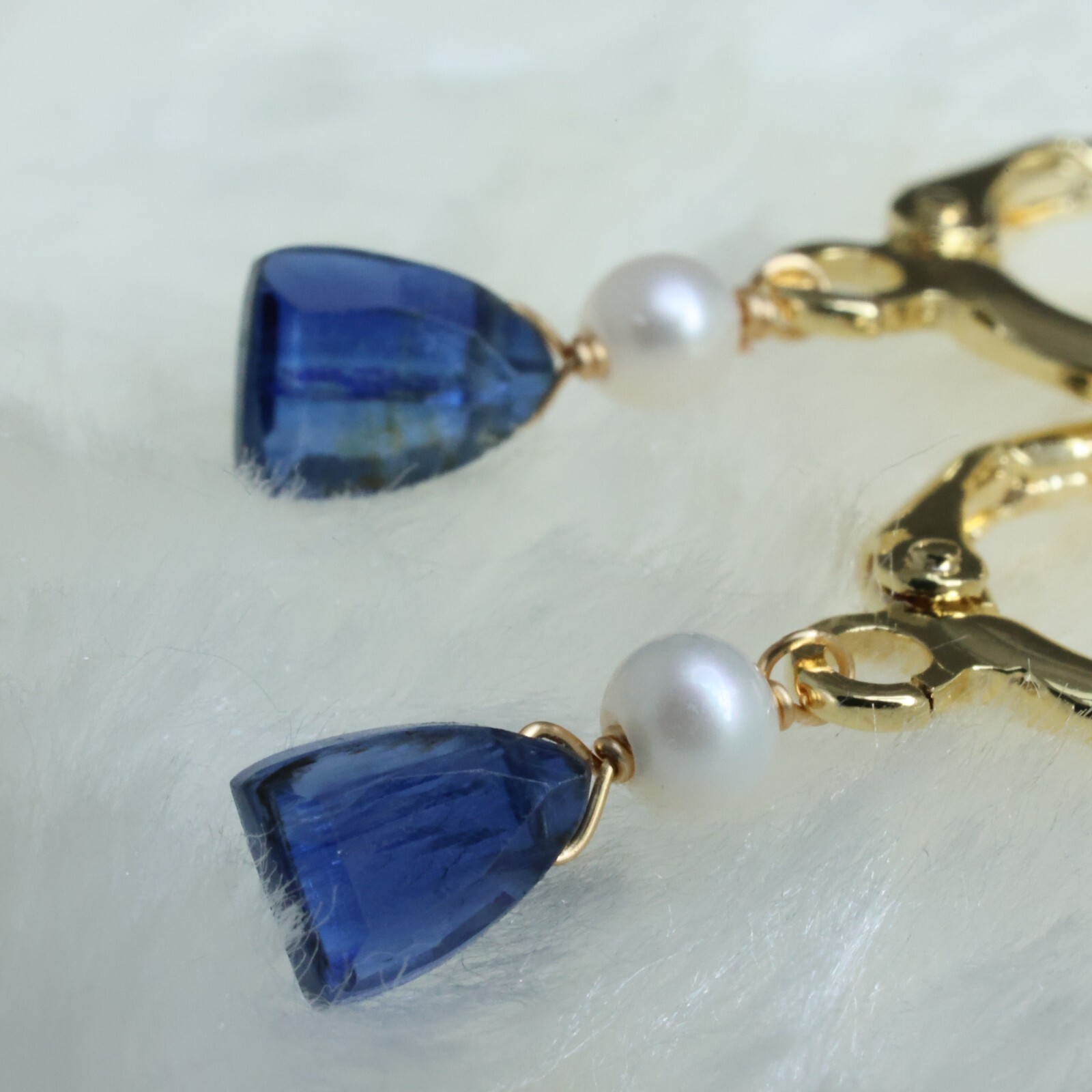 Boucles d'oreilles en or jaune avec cyanite et perle, le cadeau idéal pour femme