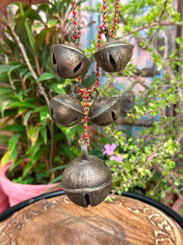 Hermosas campanas Grup antiguas antiguas raras de latón forjado a mano 1 Big 4 medianas Foto 3 de 4